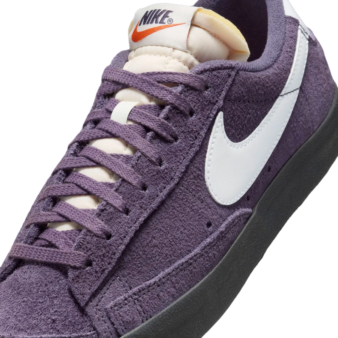 【2024年 11/4 発売】NIKE BLAZER LOW 77 VINTAGE “Purple Suede” (ナイキ ブレーザー ロー ビンテージ “パープルスエード”) [FQ8060-500]