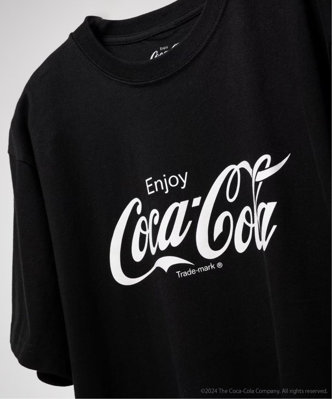 EDIFICE × Coca-Cola コラボ TEE & キャップが2024年 8月下旬 発売 (エディフィス コカ・コーラ)