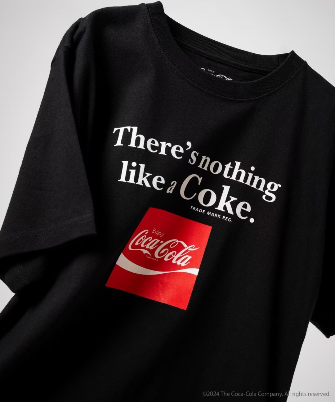 EDIFICE × Coca-Cola コラボ TEE & キャップが2024年 8月下旬 発売 (エディフィス コカ・コーラ)