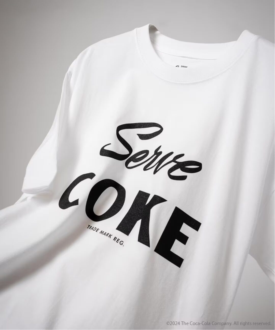 EDIFICE × Coca-Cola コラボ TEE & キャップが2024年 8月下旬 発売 (エディフィス コカ・コーラ)