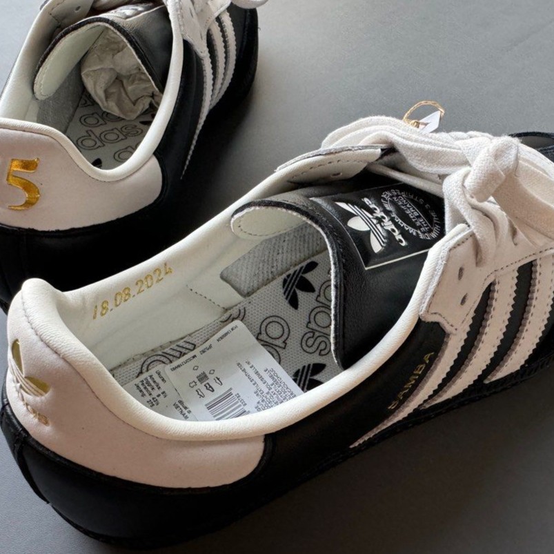 【2024年 8/16 発売】生誕75周年を祝した adidas Originals SAMBA “75th/Core Black/White” (アディダス オリジナルス サンバ “ブラック/ホワイト”) [JP5282]