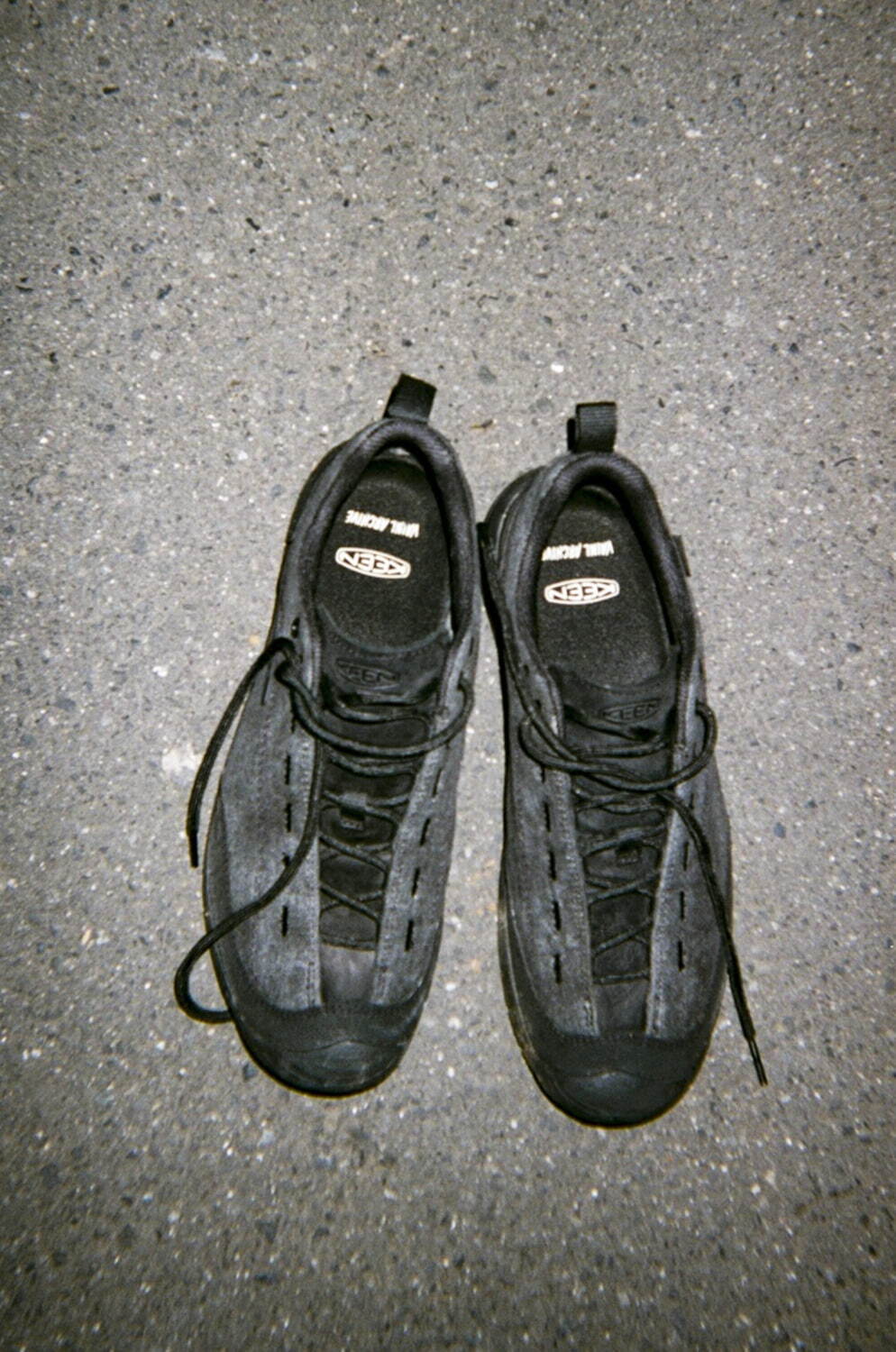 【2024年 8/10 発売】VAINL ARCHIVE × KEEN JASPER II WP “Triple Black” (ヴァイナルアーカイブ キーン ジャスパー 2 “トリプルブラック”)