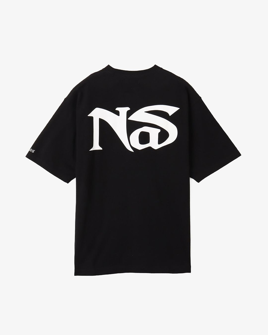 ヒップホップ界のレジェンド「NAS」× atmos Apparel コラボTEEが2024年 8/19 受注開始 (ナズ アトモス アパレル)