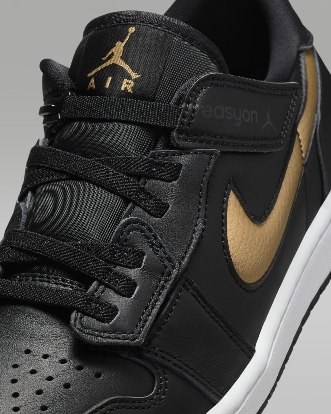 【2024年 8/19 発売】NIKE AIR JORDAN 1 LOW FLYEASE “Black/White/Metallic Gold” (ナイキ エア ジョーダン 1 ロー フライイーズ “ブラック/ホワイト/メタリックゴールド”) [DM1206-071]