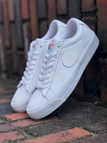 【2024年 8/20 発売】NIKE SB “Orange Label” ZOOM BLAZER LOW GT SIO “Triple White” (ナイキ エスビー “オレンジレーベル” ズーム ブレーザー ロー “トリプルホワイト”) [DR9099-101]