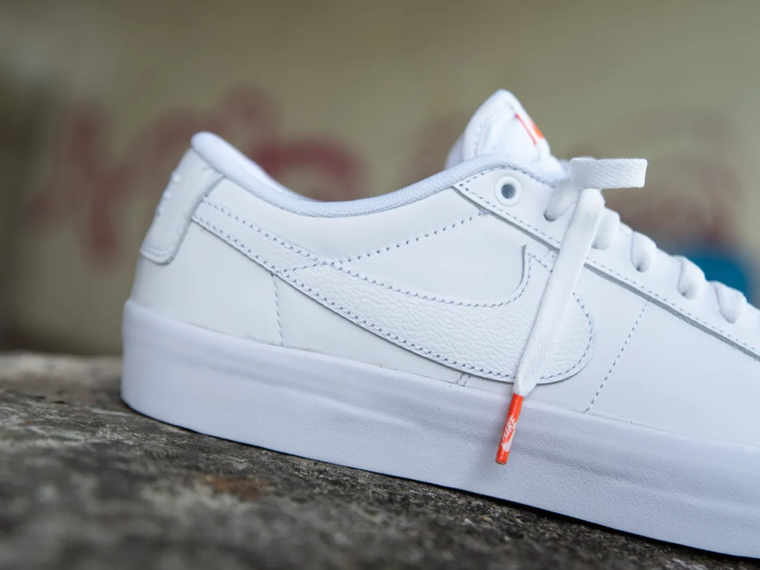 【2024年 8/20 発売】NIKE SB “Orange Label” ZOOM BLAZER LOW GT SIO “Triple White” (ナイキ エスビー “オレンジレーベル” ズーム ブレーザー ロー “トリプルホワイト”) [DR9099-101]