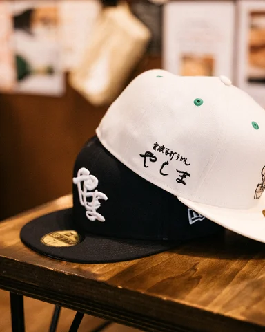 漫画家「井上三太」氏が手掛けた讃岐うどん 麺㐂やしま × New Era コラボコレクションが2024年 8/9発売 (ニューエラ)