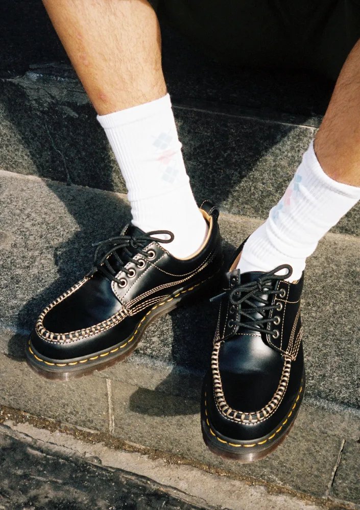 高級レザーとスエードを使用したDr. Martens Lowell Collectionが2024年 8/1 発売 (ドクターマーチン)