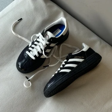 【国内 2024年 10月 発売予定】adidas Originals HANDBALL SPEZIAL “BLUE TRIO/Black” (アディダス オリジナルス ハンドボール スペツィアル “ブルートリオ/ブラック”) [JP5669]