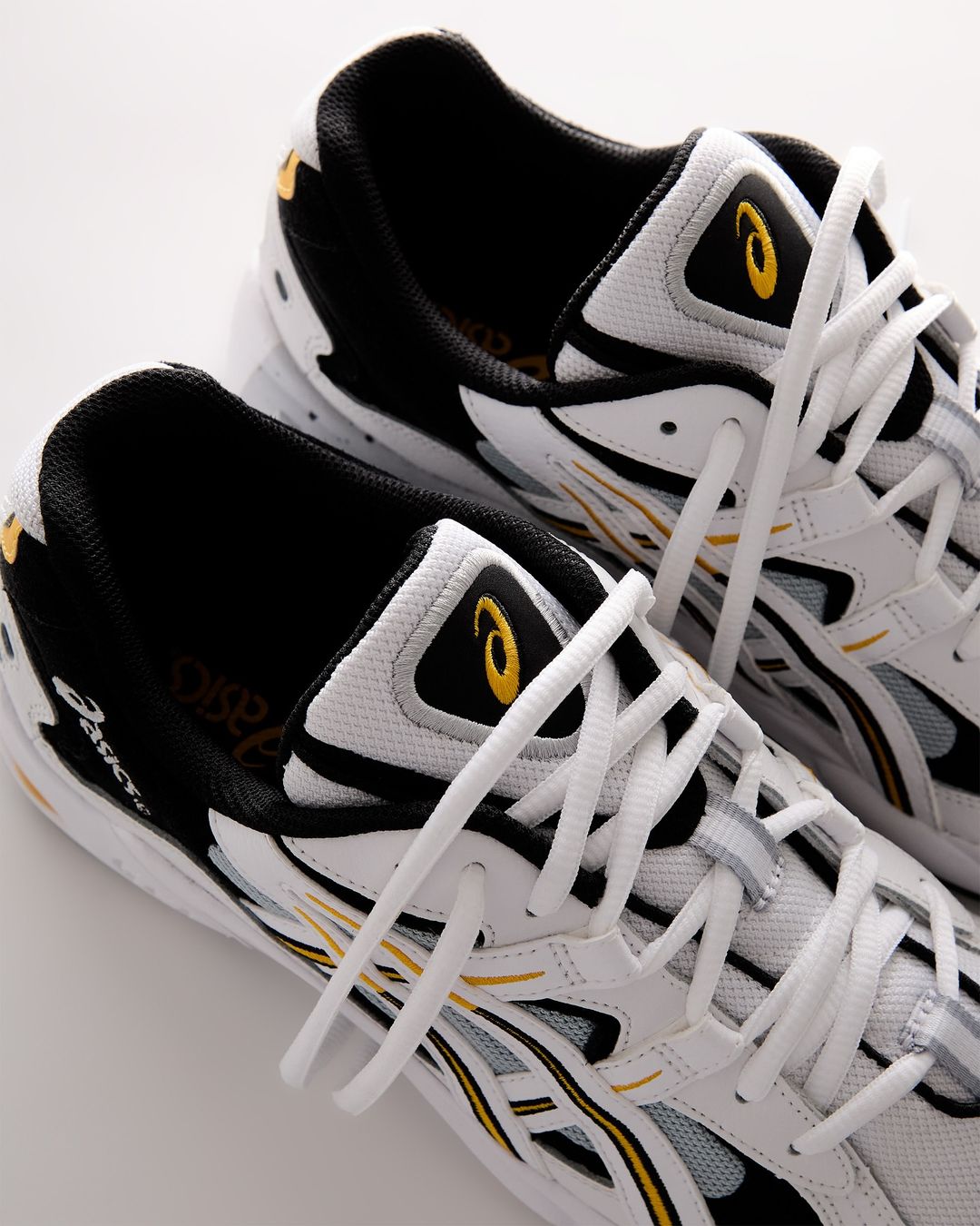 KITH 限定！ASICS GEL-KAYANO 5 OG “White/Saffron” “White/Black” (キス アシックス ゲルカヤノ) [AI1201B042.101/AI1201B043.100]