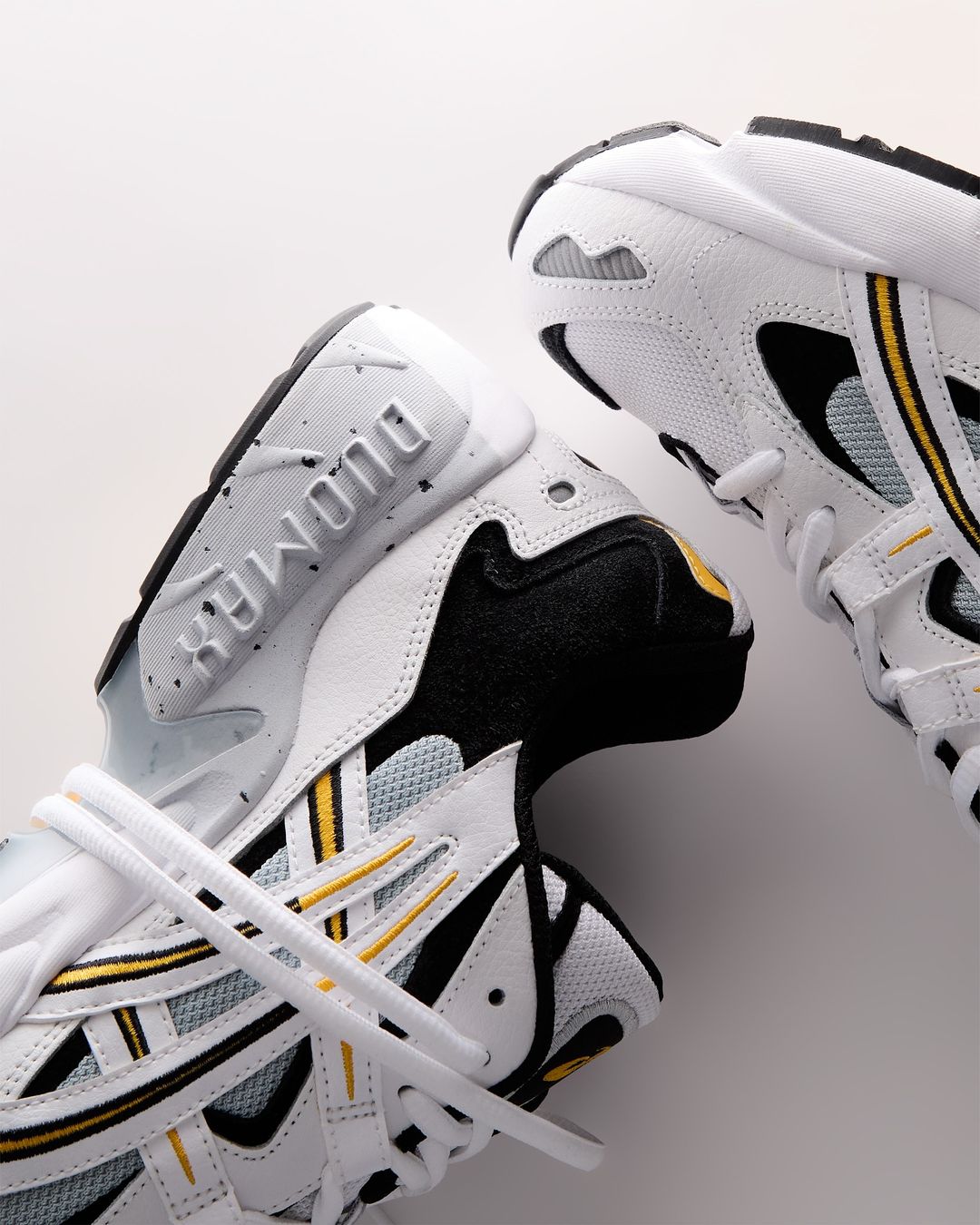 KITH 限定！ASICS GEL-KAYANO 5 OG “White/Saffron” “White/Black” (キス アシックス ゲルカヤノ) [AI1201B042.101/AI1201B043.100]