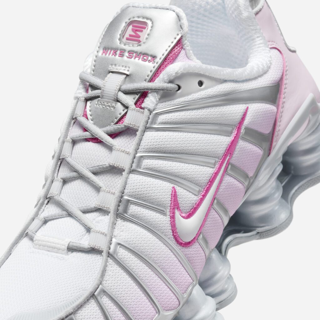 【2024年末 発売予定】NIKE SHOX TL “Metallic Platinum/Pinksicle” (ナイキ ショックス “メタリックプラチナム/ピンクシクル”) [HV2520-001]