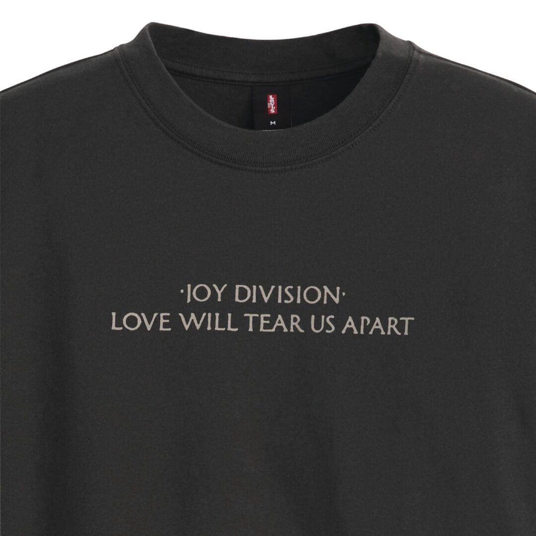 「Joy Division」と「New Order」のバンドTEE「Levi’s Band Tee Collection」が2024年 10/4 & 10/5 発売 (Levi’s)