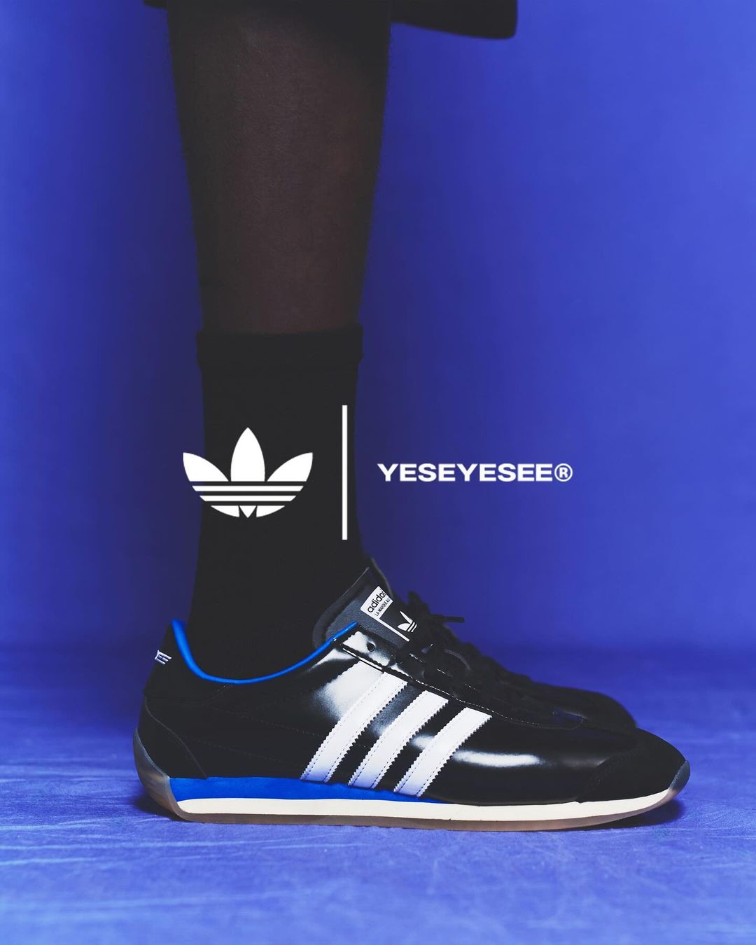 【2024年 発売】YESEYESEE × adidas Originals COUNTRY OG “Black/Blue” (イェスアイシー アディダス オリジナルス カントリー “ブラック/ブルー”) [JR2599/JR2601]