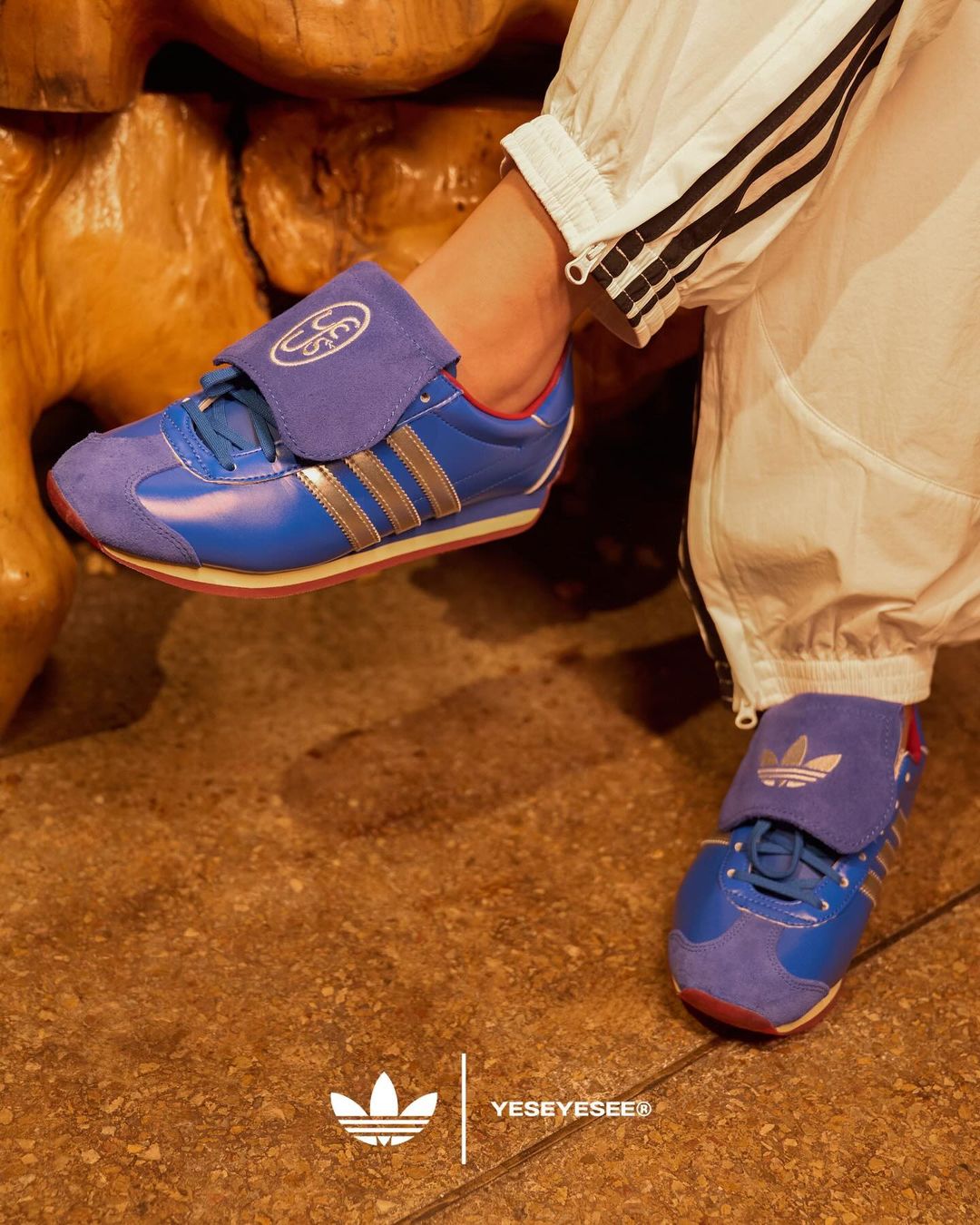 【2024年 発売】YESEYESEE × adidas Originals COUNTRY OG “Black/Blue” (イェスアイシー アディダス オリジナルス カントリー “ブラック/ブルー”) [JR2599/JR2601]