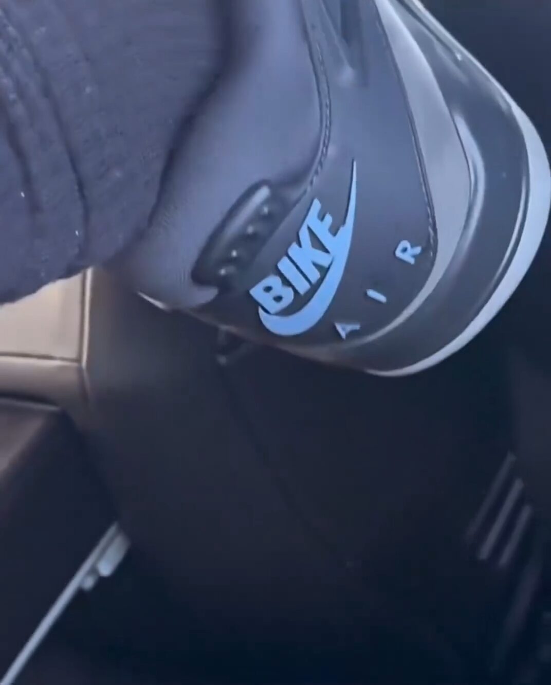 Nigel Sylvester x NIKE AIR JORDAN 4 RM SP “Black/Grey/Blue” (ナイジェル・シルベスター ナイキ エア ジョーダン 4 “ブラック/グレー/ブルー”)