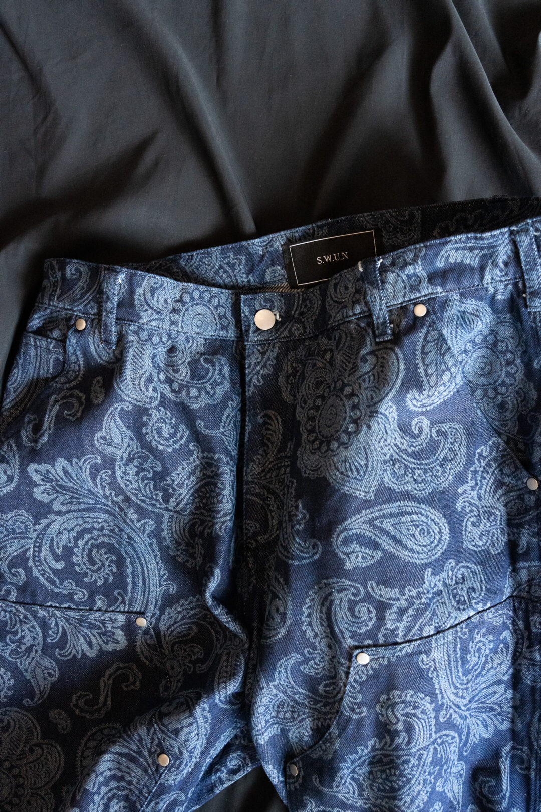 【抽選販売】S.W.U.N “Double Knee Paisley Denim Pants” (エスダブルユーエヌ “ダブルニー ペイズリー デニムパンツ”)