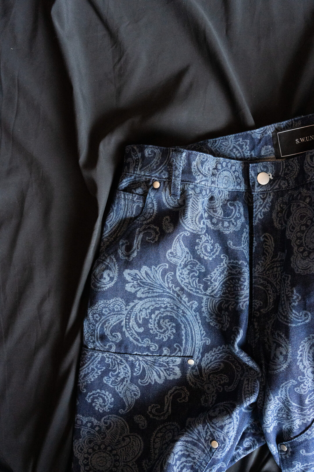 【抽選販売】S.W.U.N “Double Knee Paisley Denim Pants” (エスダブルユーエヌ “ダブルニー ペイズリー デニムパンツ”)