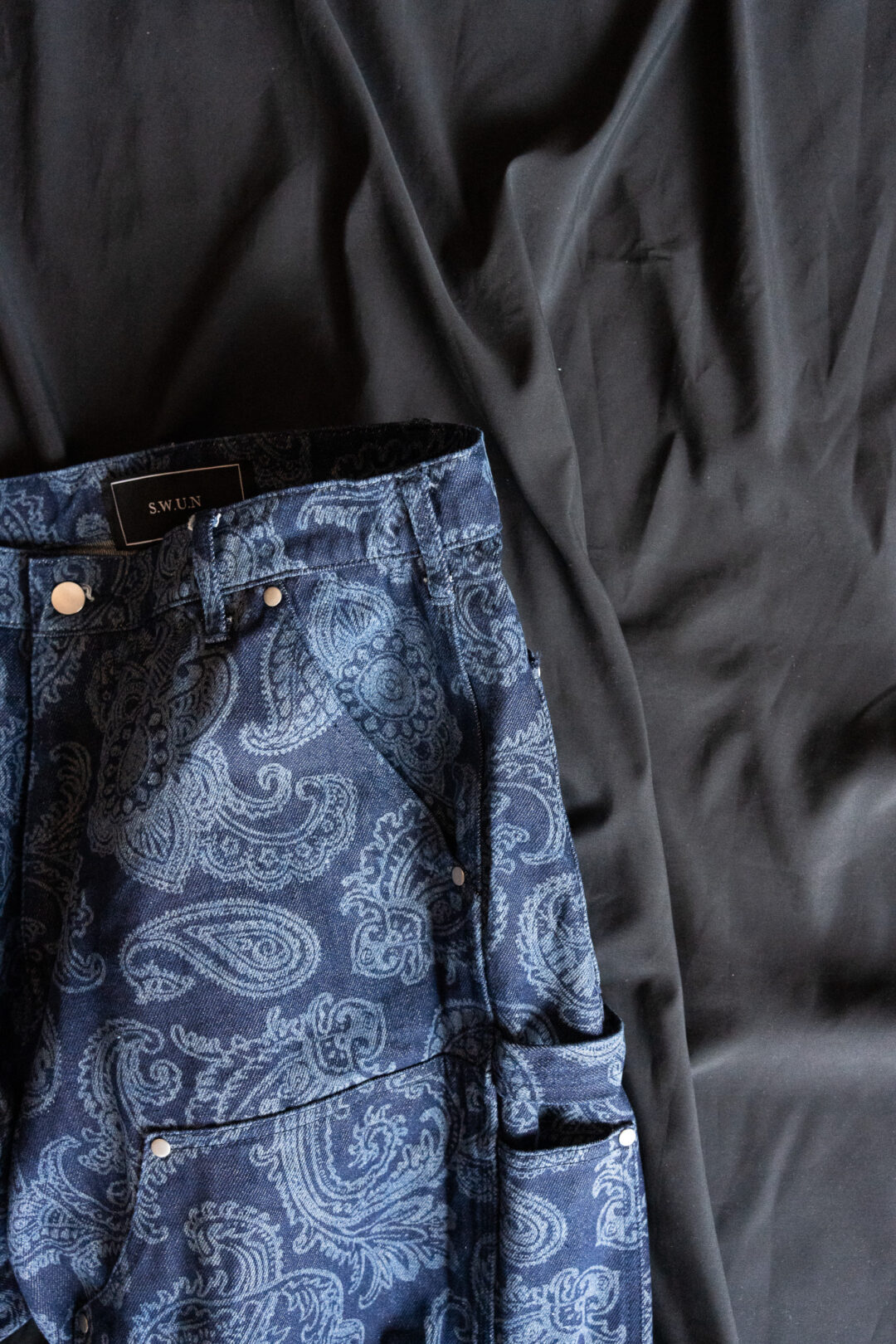 【抽選販売】S.W.U.N “Double Knee Paisley Denim Pants” (エスダブルユーエヌ “ダブルニー ペイズリー デニムパンツ”)