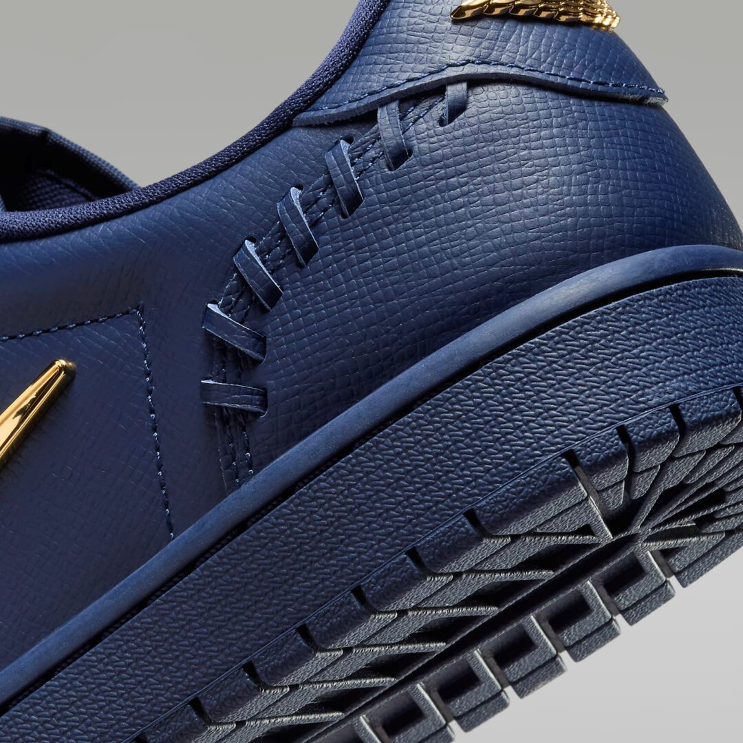 【2024年 10/7 発売】NIKE WMNS AIR JORDAN 1 LOW METHOD OF MAKE “Midnight Navy/Metallic Gold” (ナイキ ウィメンズ エア ジョーダン 1 ロー MM “メソッドオブメイク/ミッドナイトネイビー/メタリックゴールド”) [FN5032-400]