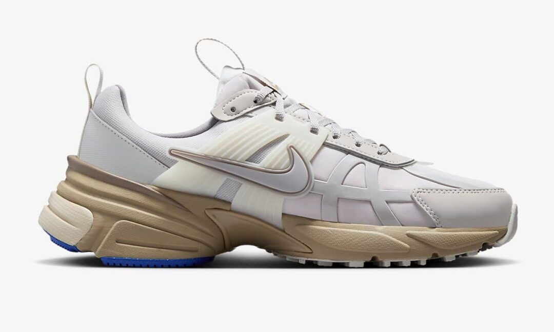 【2024年 10/8 発売】NIKE V2K RUN GORE-TEX “Light Iron Stone/Light Bone” (ナイキ ヴィツーケー ゴアテックス “ライトアイアンストーン/ライトボーン”) [FZ2622-002]