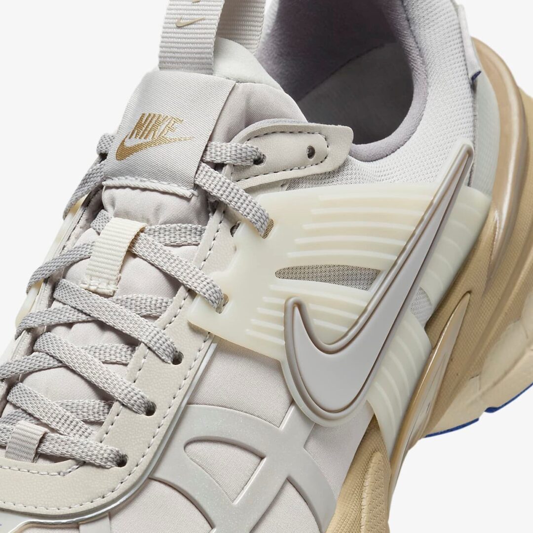 【2024年 10/8 発売】NIKE V2K RUN GORE-TEX “Light Iron Stone/Light Bone” (ナイキ ヴィツーケー ゴアテックス “ライトアイアンストーン/ライトボーン”) [FZ2622-002]