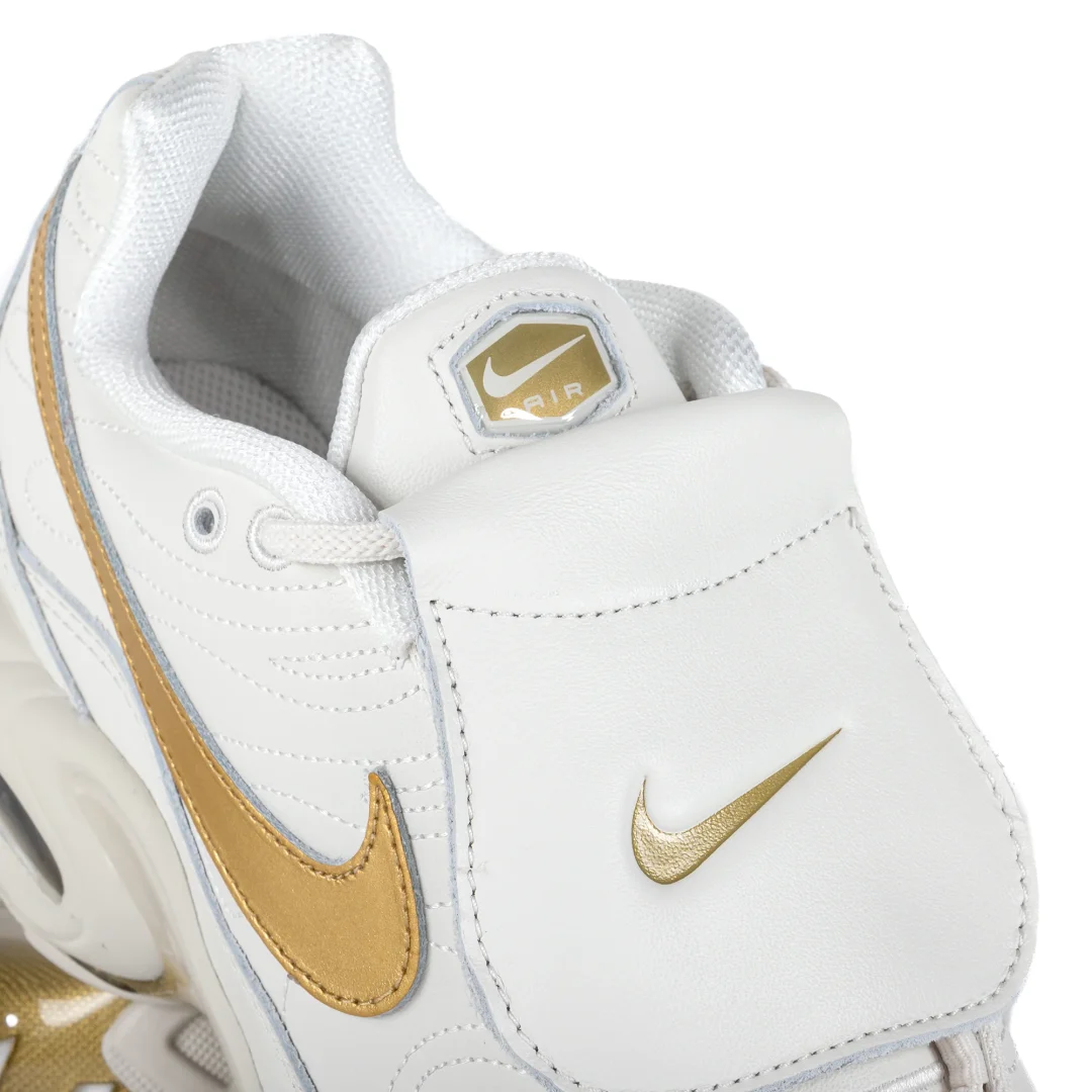 【2024年 発売】NIKE AIR MAX PLUS TIEMPO “Phantom/Metallic Gold” (ナイキ エア マックス プラス ティエンポ “ファントム/メタリックゴールド”) [HV2541-001]