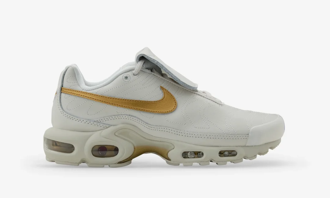 【2024年 発売】NIKE AIR MAX PLUS TIEMPO “Phantom/Metallic Gold” (ナイキ エア マックス プラス ティエンポ “ファントム/メタリックゴールド”) [HV2541-001]