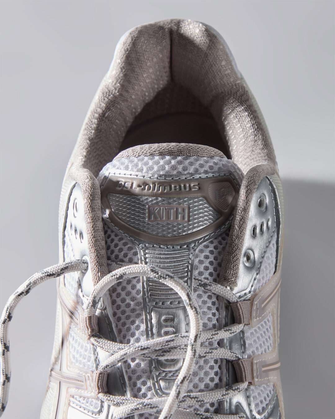 【2024年 10/21 発売】KITH Ronnie Fieg x ASICS ASICS GEL-NIMBUS 10.1 “Cream/Tan” (キス ロニー・ファイグ アシックス ゲルニンバス) [1203A723.100]