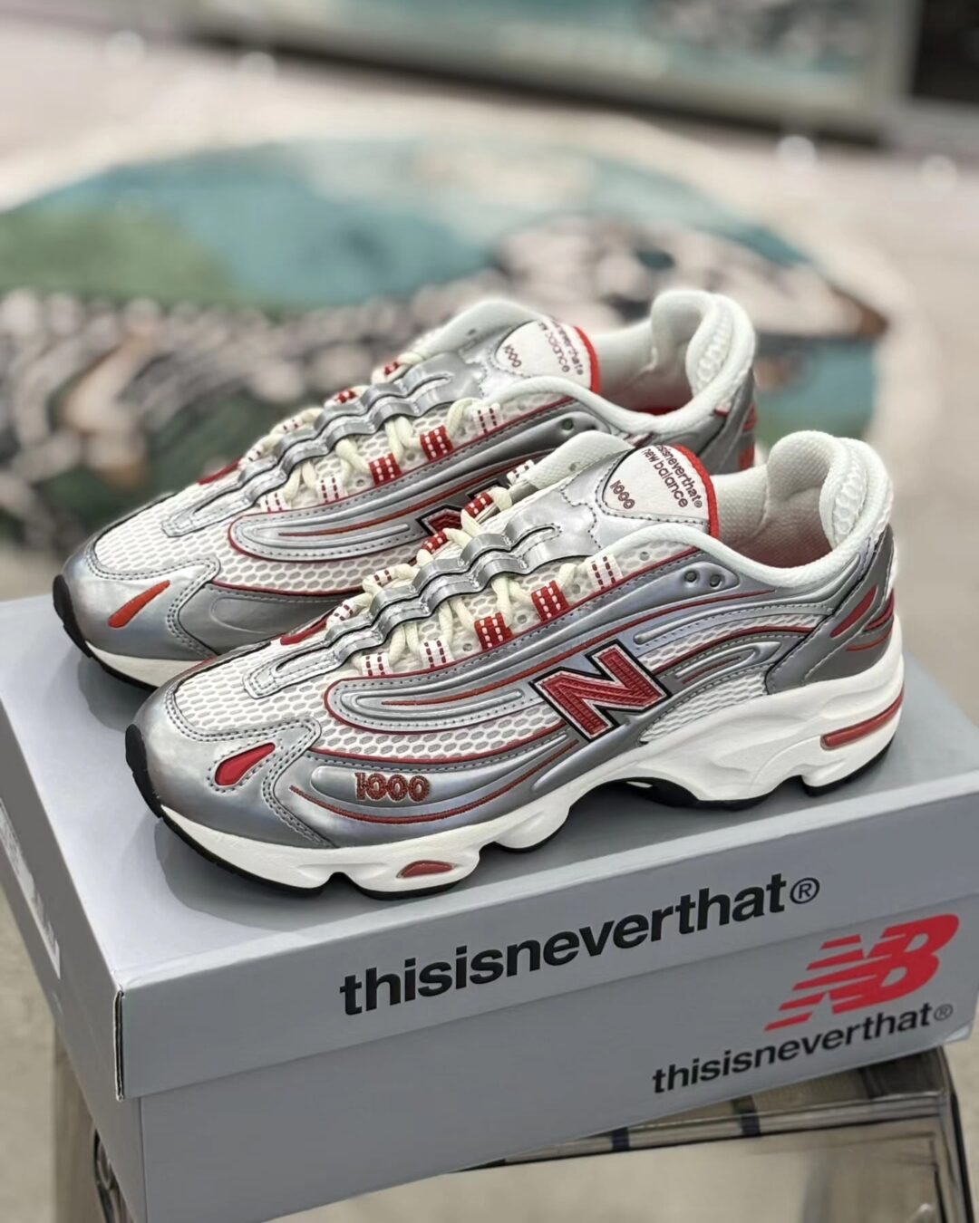 【2024年 発売】 thisisneverthat × New Balance M1000 TI “Silver/Red” (ニューバランス) [M1000TI]