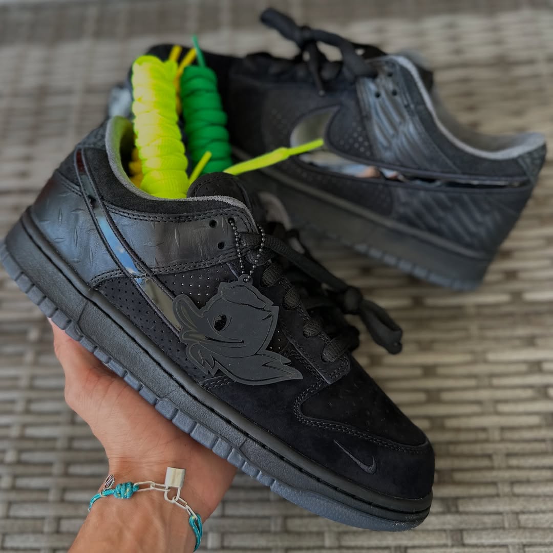 【2024年末 発売予定】Division Street x NIKE DUNK LOW LUX “Oregon Black” (ディヴィジョン・ストリート ナイキ ダンク ロー “オレゴンブラック”) [HV1470-001]