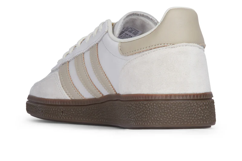 【2024年 発売】adidas Originals HANDBALL SPEZIAL “Alumina/Wonder Beige/Gum” (アディダス オリジナルス ハンドボール スペツィアル “アルミナ/ベージュ/ガム”) [JI2644]