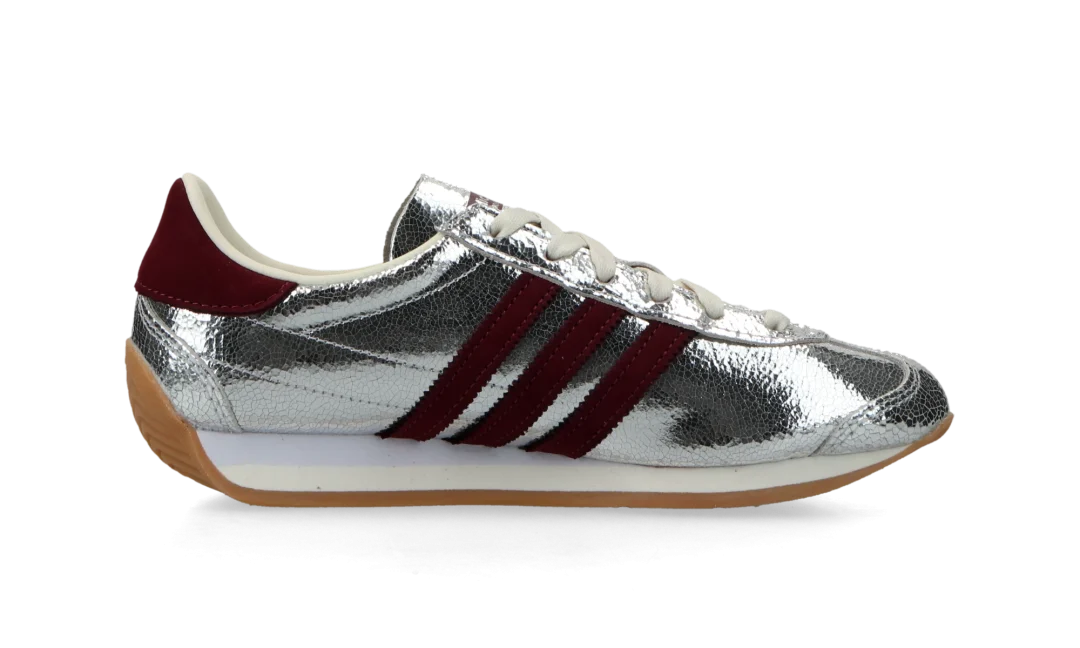 【2024年 11/30 発売】adidas Originals W COUNTRY OG “Silver Metallic/Maroon” (アディダス オリジナルス カントリー OG “シルバーメタリック/マルーン”) [JQ5111]