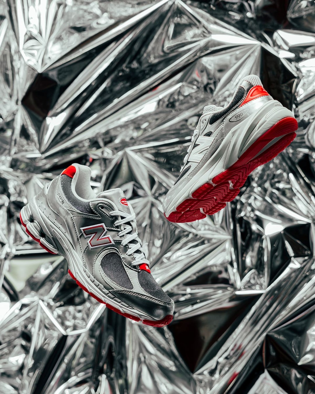 【2024年 11/27 発売】DTLR x New Balance 2002R & 990v6 “Tinsel Pack” (ニューバランス)