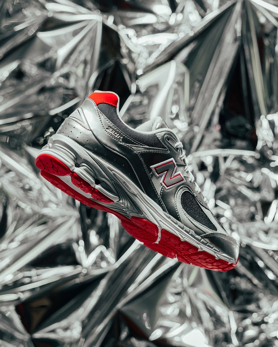 【2024年 11/27 発売】DTLR x New Balance 2002R & 990v6 “Tinsel Pack” (ニューバランス)