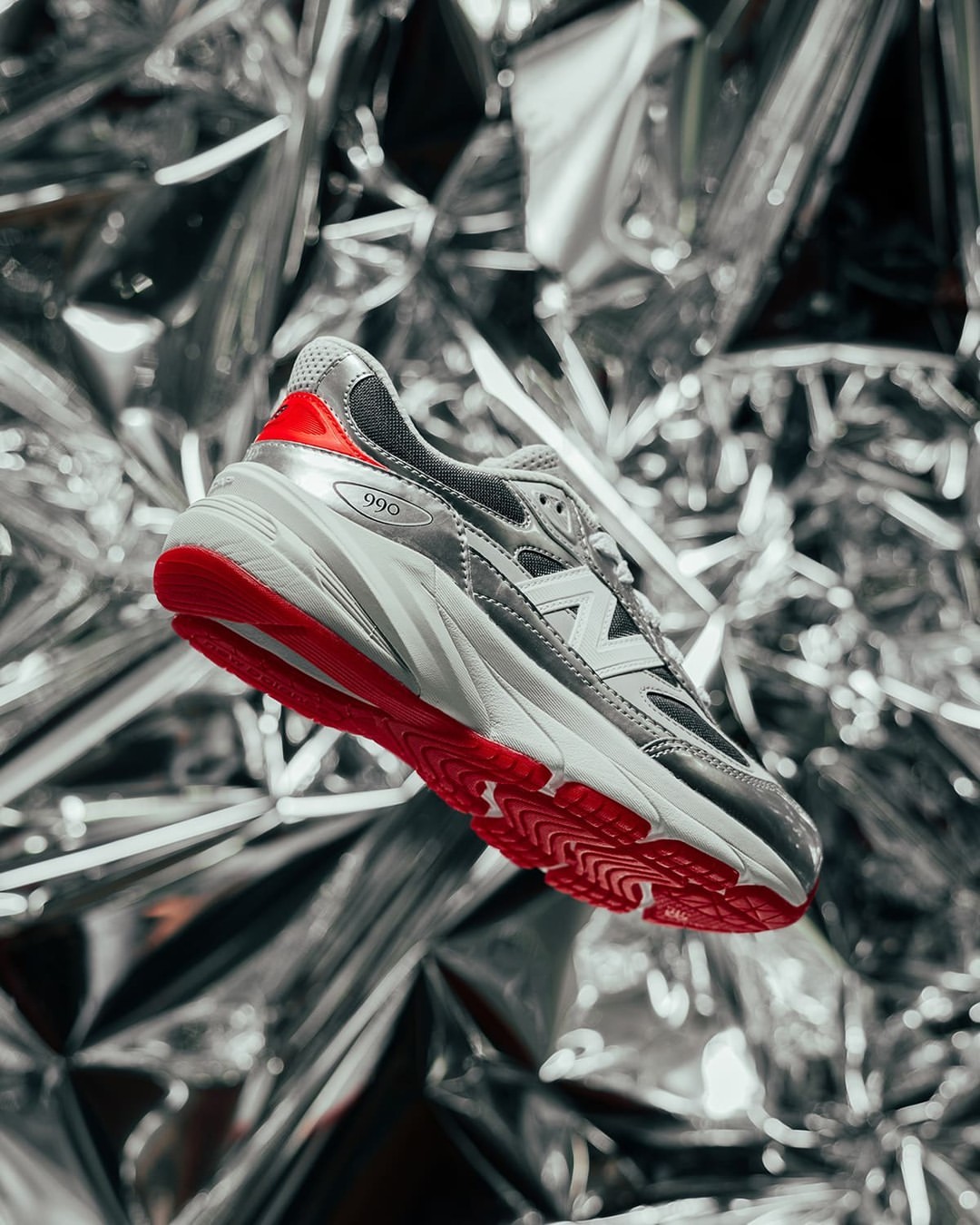 【2024年 11/27 発売】DTLR x New Balance 2002R & 990v6 “Tinsel Pack” (ニューバランス)