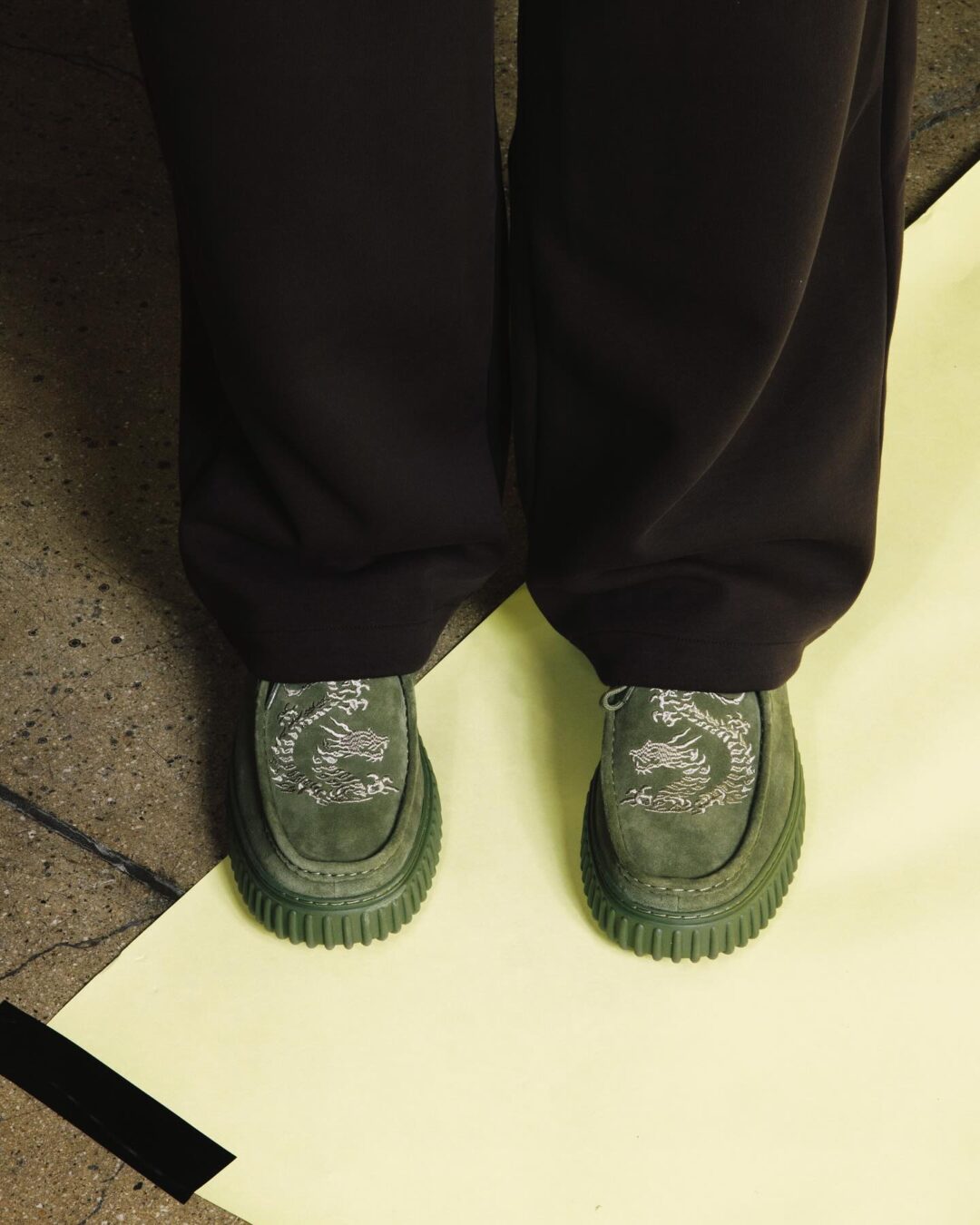 【2024年 11/22 発売】PLEASURES x Clarks Torhill “Black/Green” (プレジャーズ クラークス トーヒル)