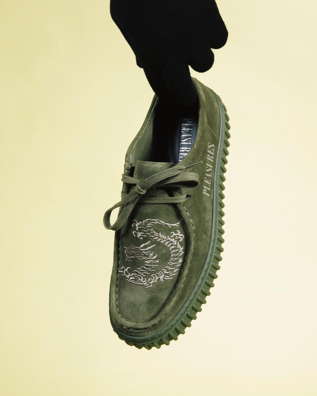 【2024年 11/22 発売】PLEASURES x Clarks Torhill “Black/Green” (プレジャーズ クラークス トーヒル)