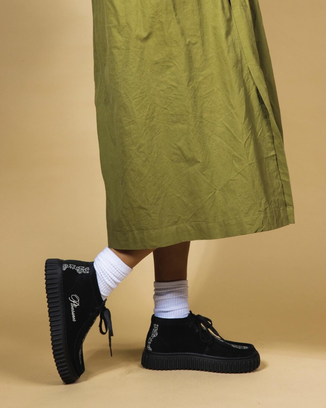 【2024年 11/22 発売】PLEASURES x Clarks Torhill “Black/Green” (プレジャーズ クラークス トーヒル)