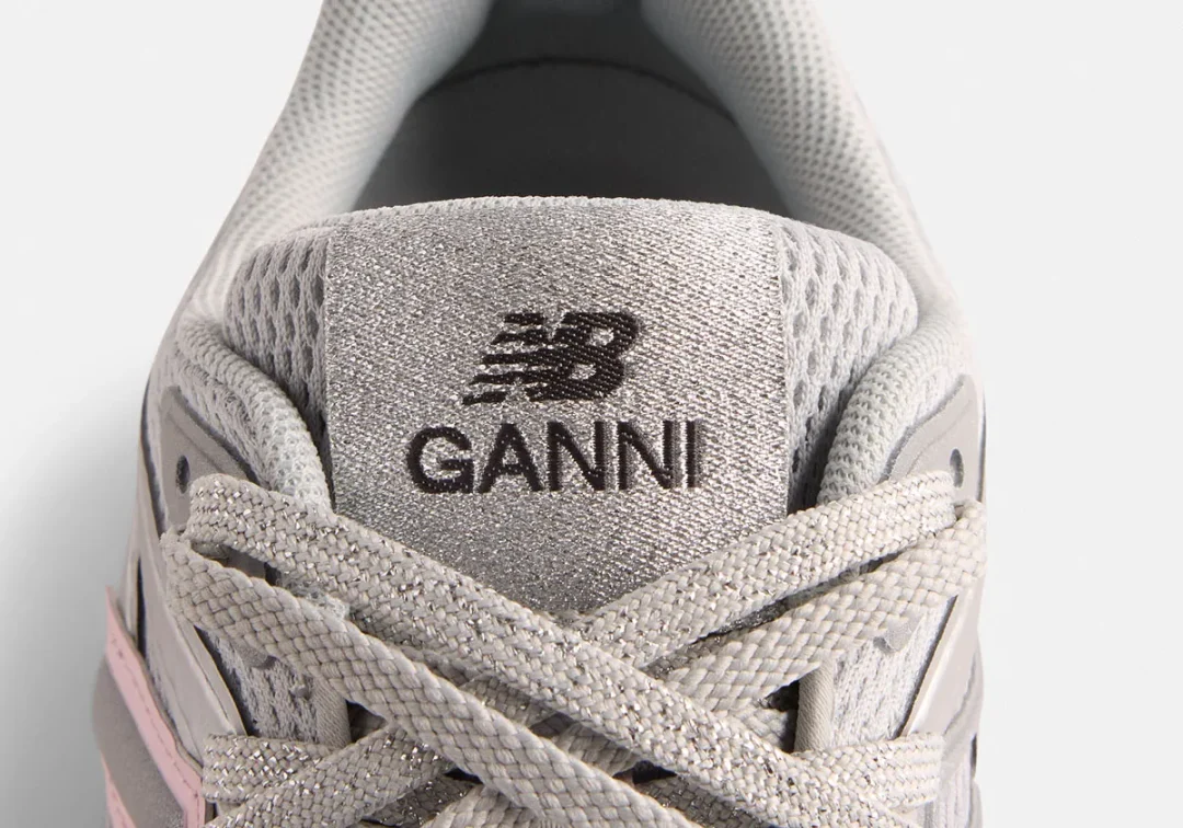 【2024年 11/20 発売】GANNI x New Balance FRESH FOAM TRAINER “Silver Metallic/Black” (ガニー ニューバランス) [UTRNGA/UTRNGN]