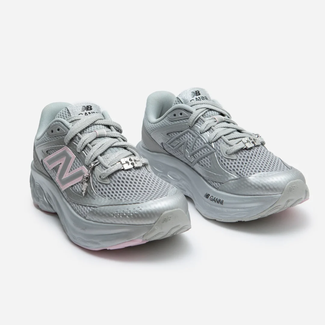 【2024年 11/29 発売】GANNI x New Balance FRESH FOAM TRAINER UTRNGA “Silver Metallic” (ガニー ニューバランス)