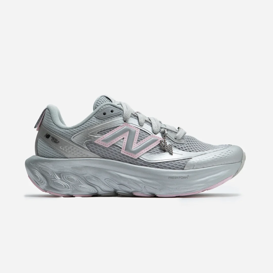 【2024年 11/29 発売】GANNI x New Balance FRESH FOAM TRAINER UTRNGA “Silver Metallic” (ガニー ニューバランス)