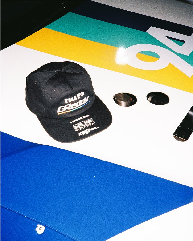 HUF × GREDDY GREDDY FORMULA DRIFT CAPSULEが2024年 11/8 発売 (ハフ グレッディ “フォーミュラ ドリフト カプセル”)