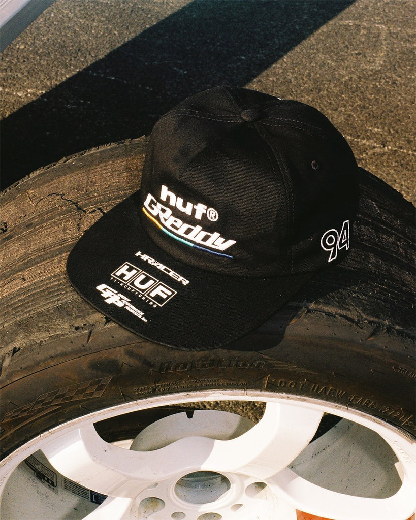 HUF × GREDDY GREDDY FORMULA DRIFT CAPSULEが2024年 11/8 発売 (ハフ グレッディ “フォーミュラ ドリフト カプセル”)