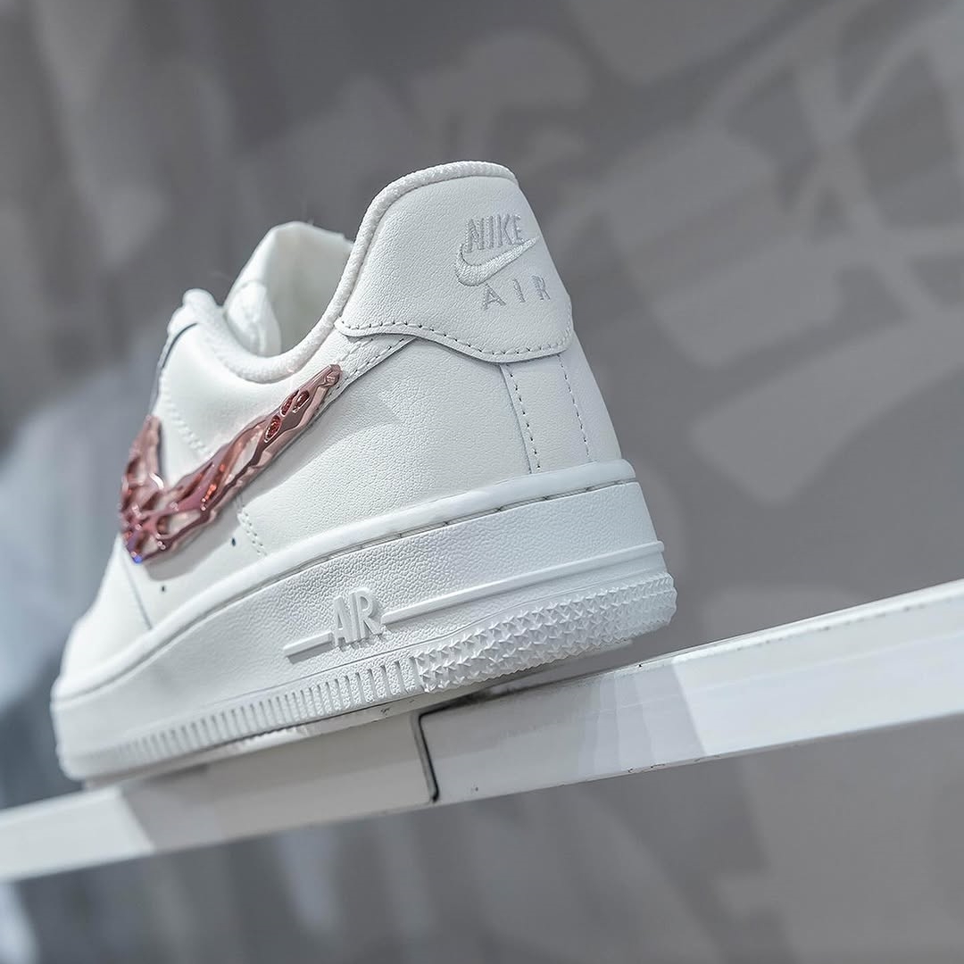 【2024年 発売】NIKE AIR FORCE 1 LOW “Liquid Metal Swoosh/Rose Gold” (ナイキ エア フォース 1 ロー “リキッドメタルスウッシュ/ローズゴールド”) [IF1686-161]