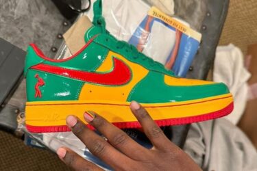 【2025年 夏 発売予定】「Lil Yachty/リル・ヨッティ」× NIKE AIR FORCE 1 “Lucky Green/Mystic Red” (ナイキ エア フォース 1 “ラッキーグリーン/ミスティックレッド”) [IH4383-300]