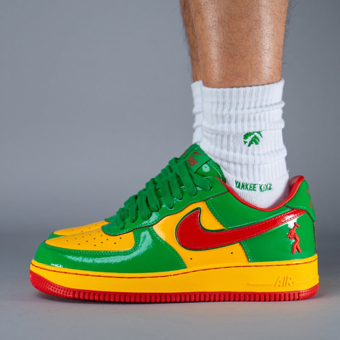 【2025年 夏 発売予定】「Lil Yachty/リル・ヨッティ」× NIKE AIR FORCE 1 “Lucky Green/Mystic Red” (ナイキ エア フォース 1 “ラッキーグリーン/ミスティックレッド”) [IH4383-300]