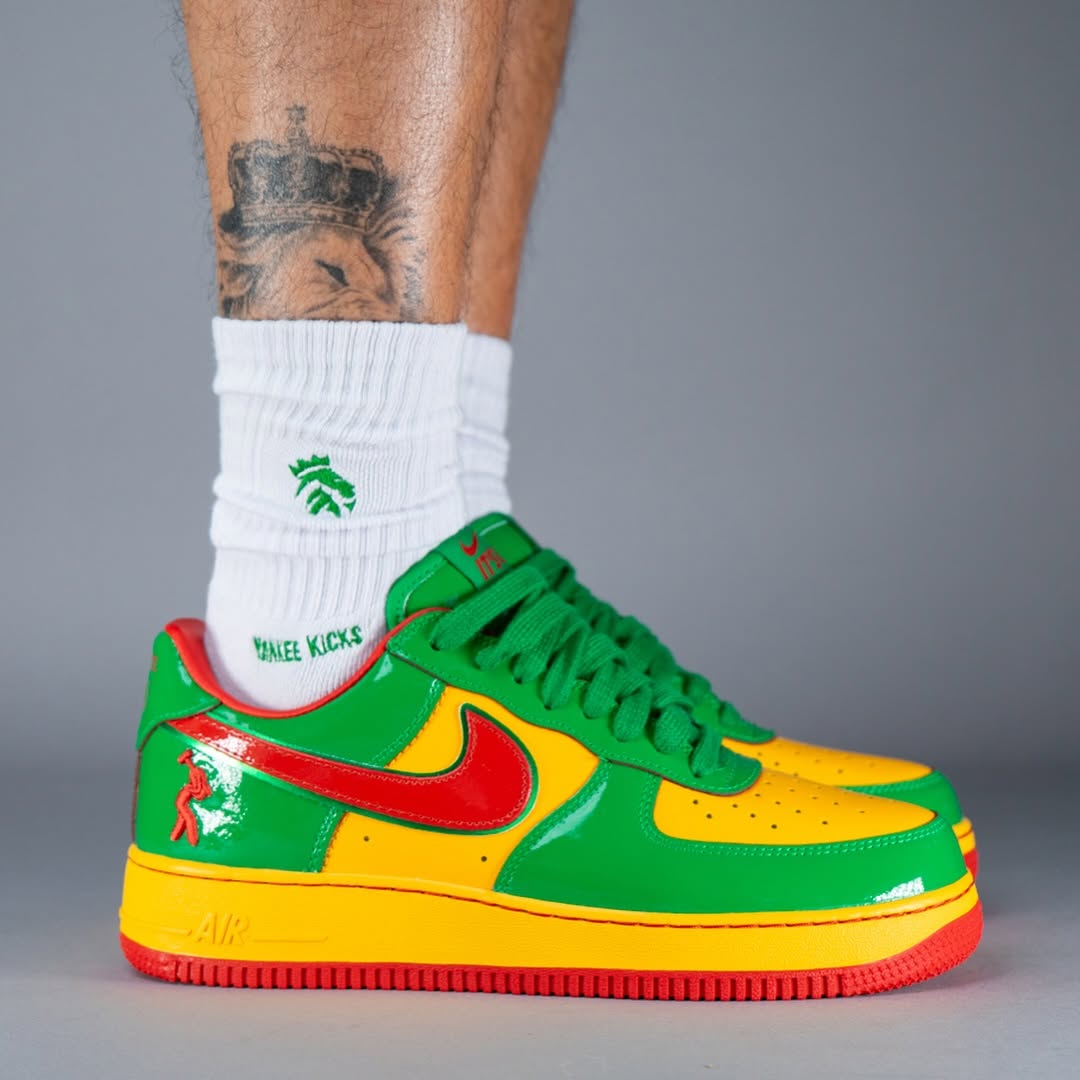 【2025年 夏 発売予定】「Lil Yachty/リル・ヨッティ」× NIKE AIR FORCE 1 “Lucky Green/Mystic Red” (ナイキ エア フォース 1 “ラッキーグリーン/ミスティックレッド”) [IH4383-300]