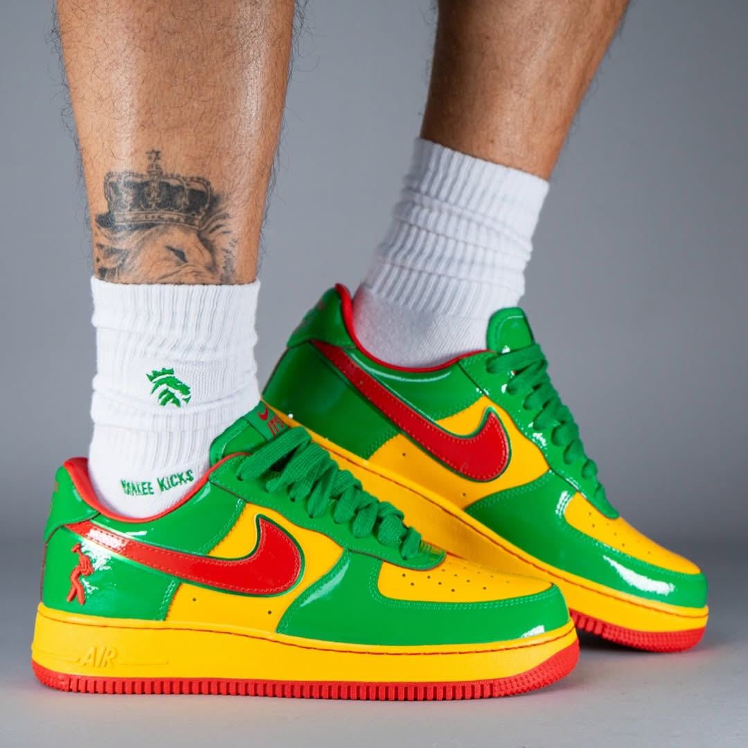 【2025年 夏 発売予定】「Lil Yachty/リル・ヨッティ」× NIKE AIR FORCE 1 “Lucky Green/Mystic Red” (ナイキ エア フォース 1 “ラッキーグリーン/ミスティックレッド”) [IH4383-300]