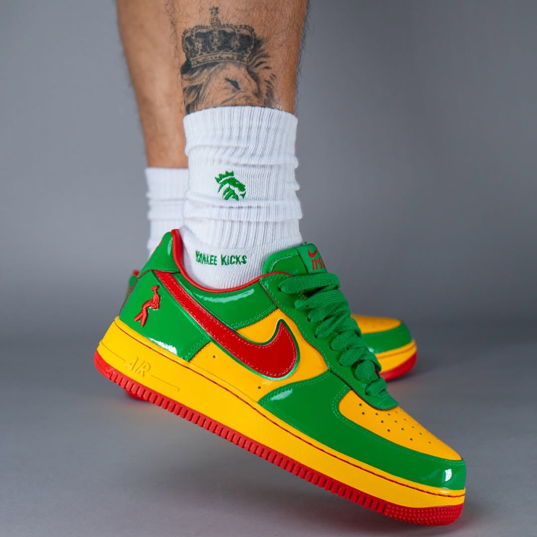 【2025年 夏 発売予定】「Lil Yachty/リル・ヨッティ」× NIKE AIR FORCE 1 “Lucky Green/Mystic Red” (ナイキ エア フォース 1 “ラッキーグリーン/ミスティックレッド”) [IH4383-300]